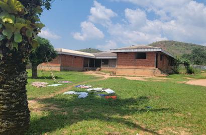 🏡 Maison + Grand Terrain à Vendre – 7e Arrondissement de Bangui