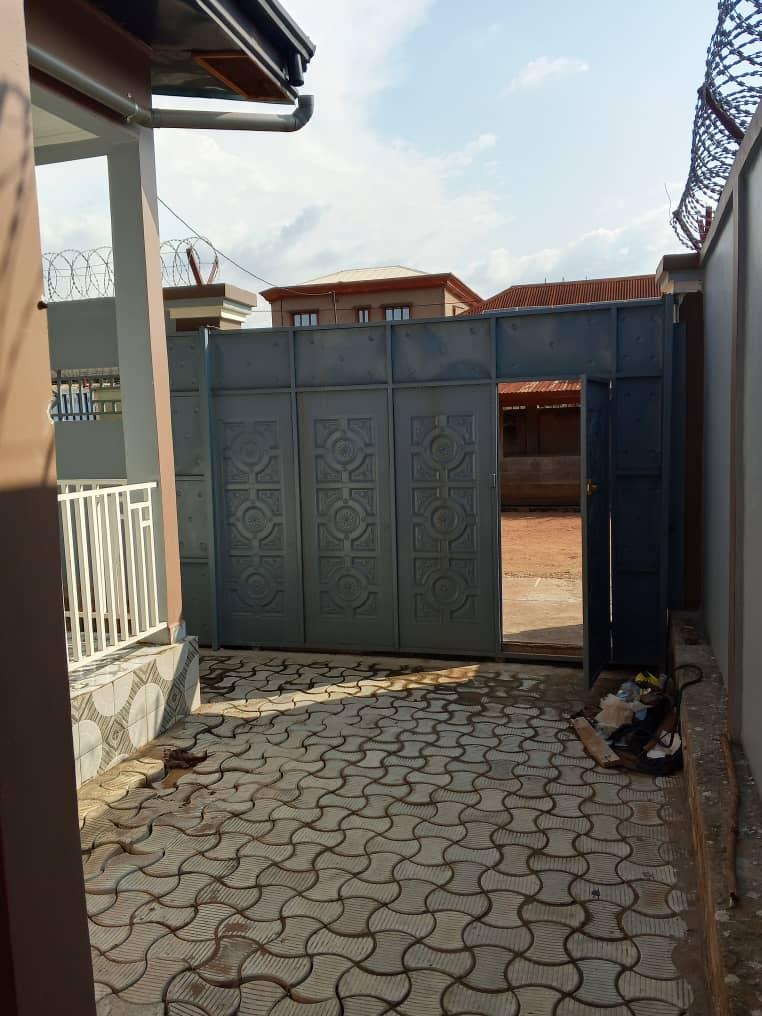 🏡 Villa à Louer – Lakouanga, Bangui ✨